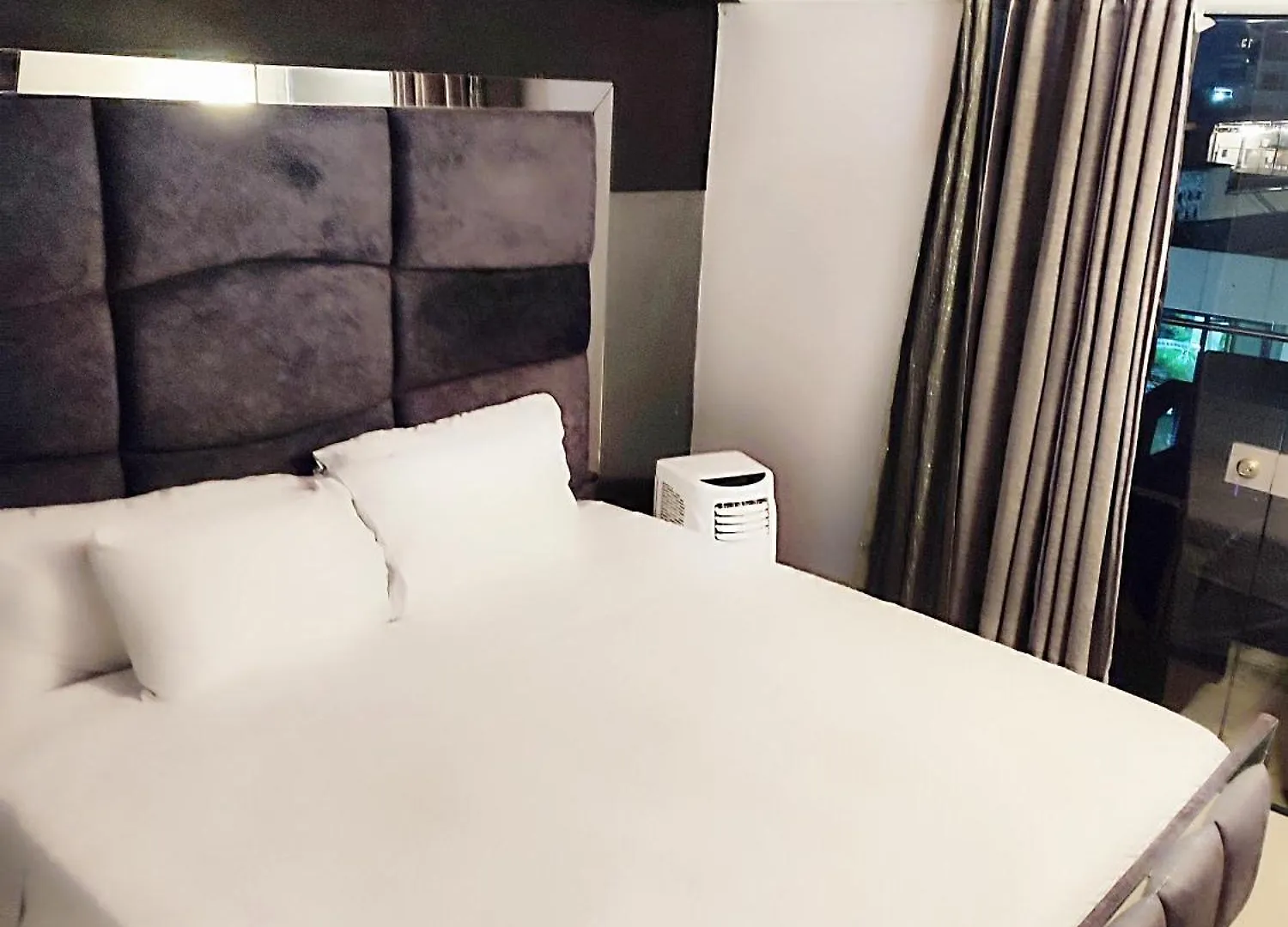 11 Bedroom-2 Floors Apartment Jacuzzi & Rooftop Pool At Poblado Medellin