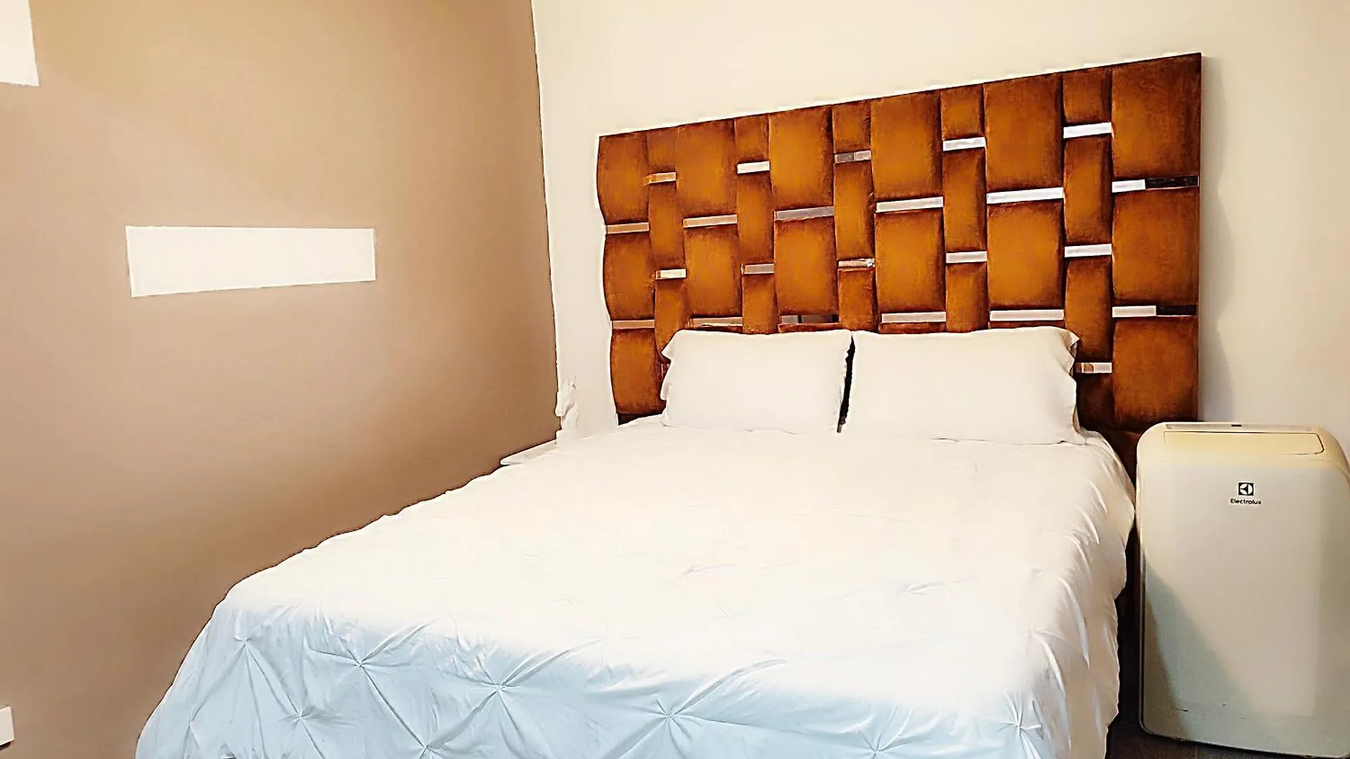 11 Bedroom-2 Floors Apartment Jacuzzi & Rooftop Pool At Poblado Medellin