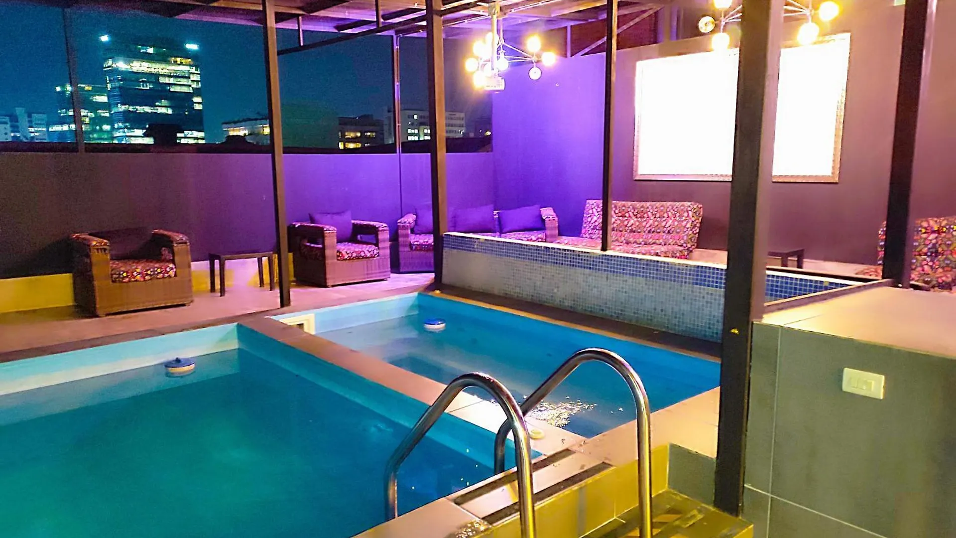 11 Bedroom-2 Floors Apartment Jacuzzi & Rooftop Pool At Poblado Medellin