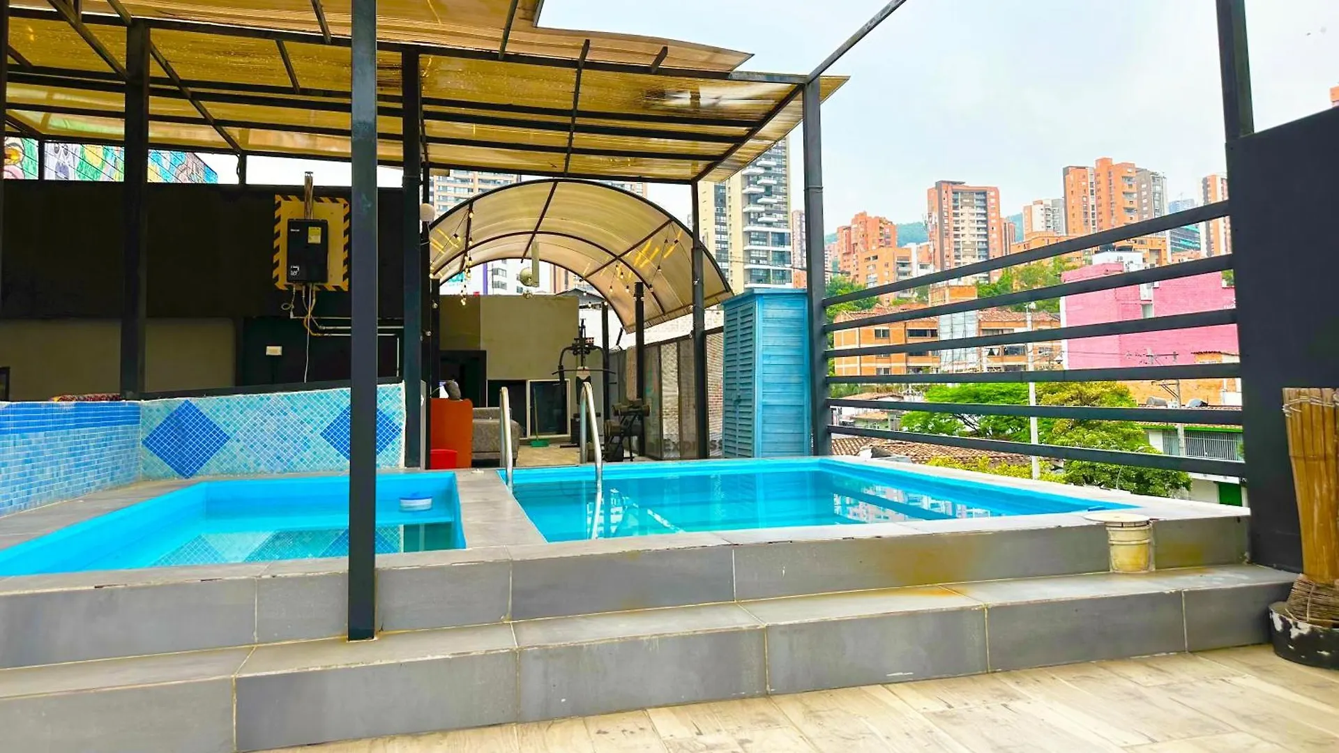 11 Bedroom-2 Floors Apartment Jacuzzi & Rooftop Pool At Poblado Medellin
