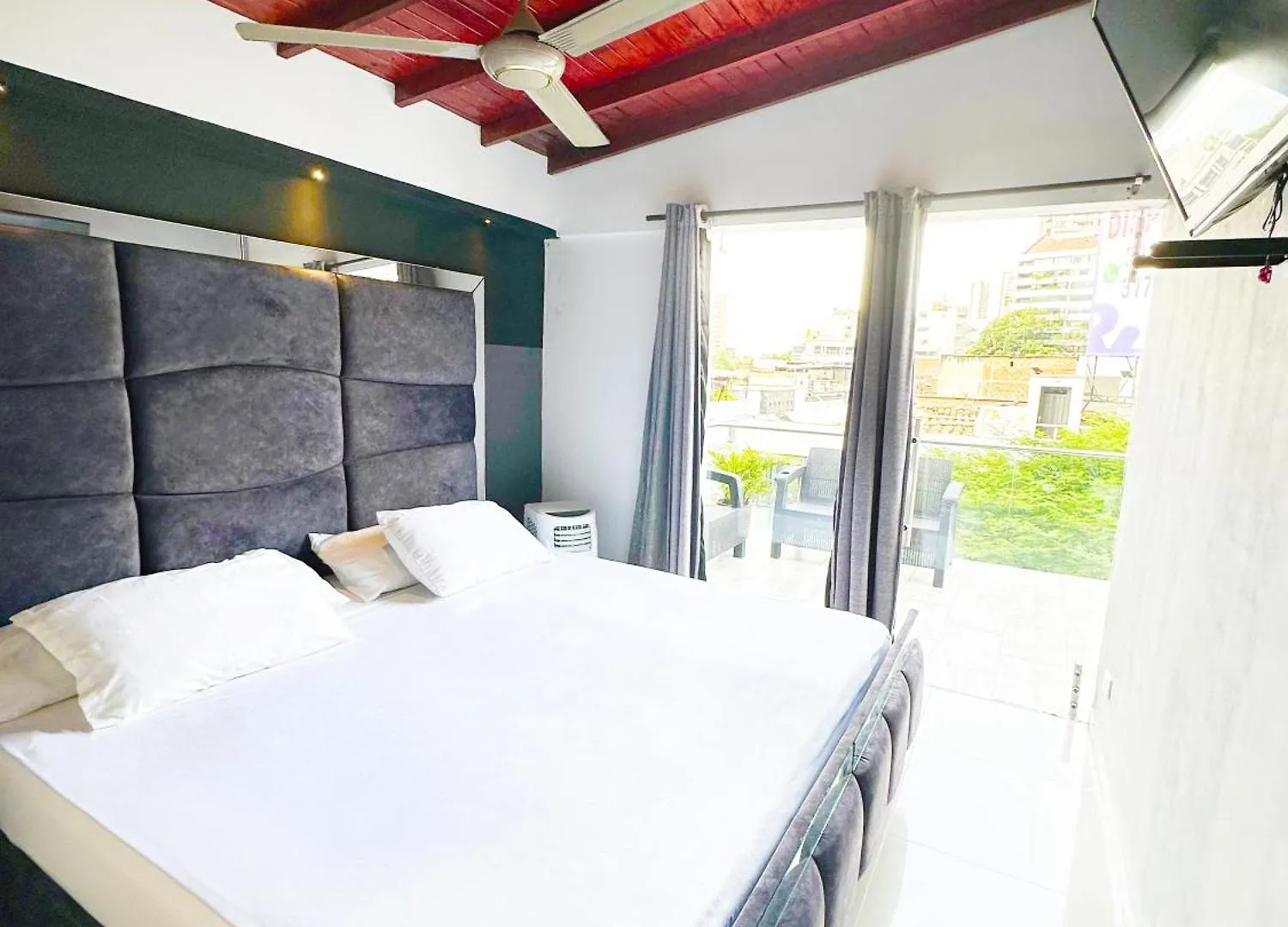 11 Bedroom-2 Floors Apartment Jacuzzi & Rooftop Pool At Poblado Medellin Colombia