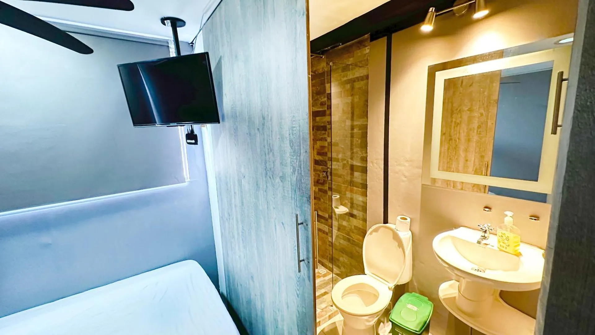 11 Bedroom-2 Floors Apartment Jacuzzi & Rooftop Pool At Poblado Medellin