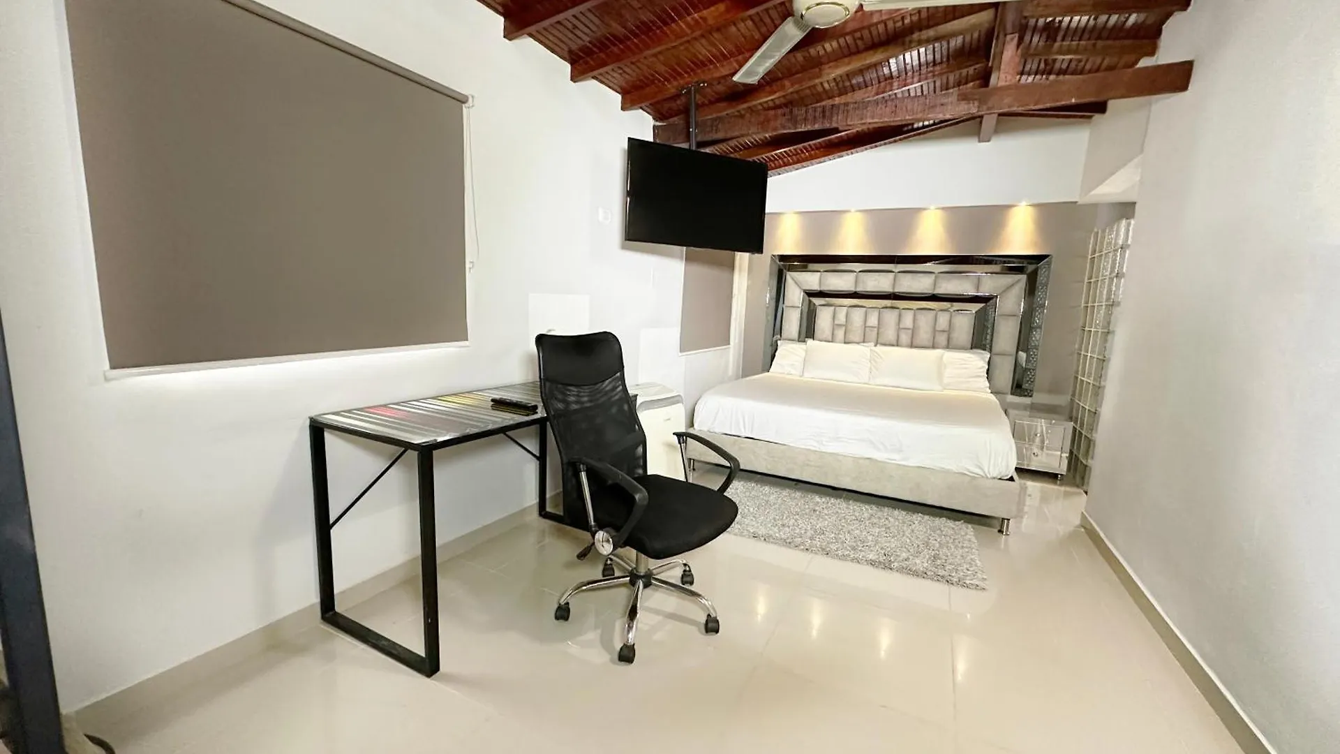 11 Bedroom-2 Floors Apartment Jacuzzi & Rooftop Pool At Poblado Medellin