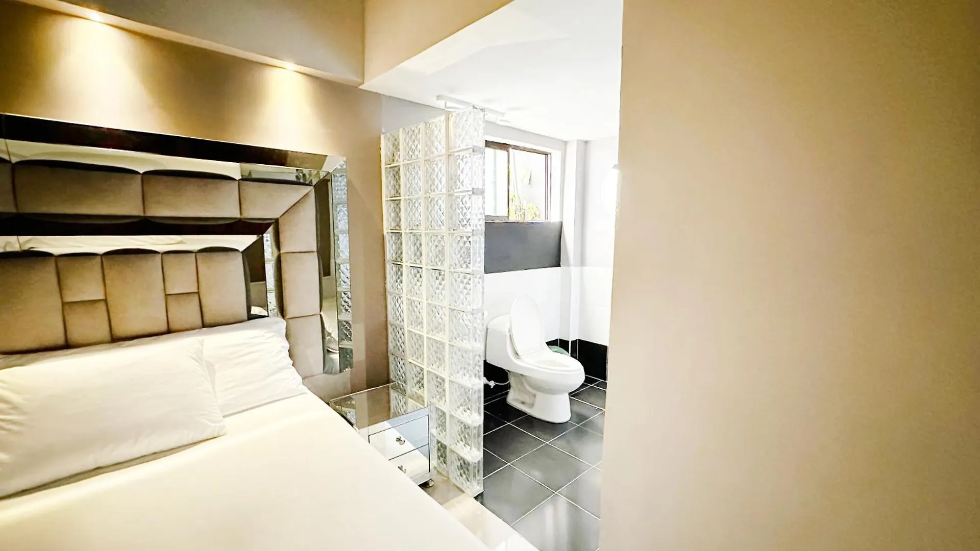 11 Bedroom-2 Floors Apartment Jacuzzi & Rooftop Pool At Poblado Medellin