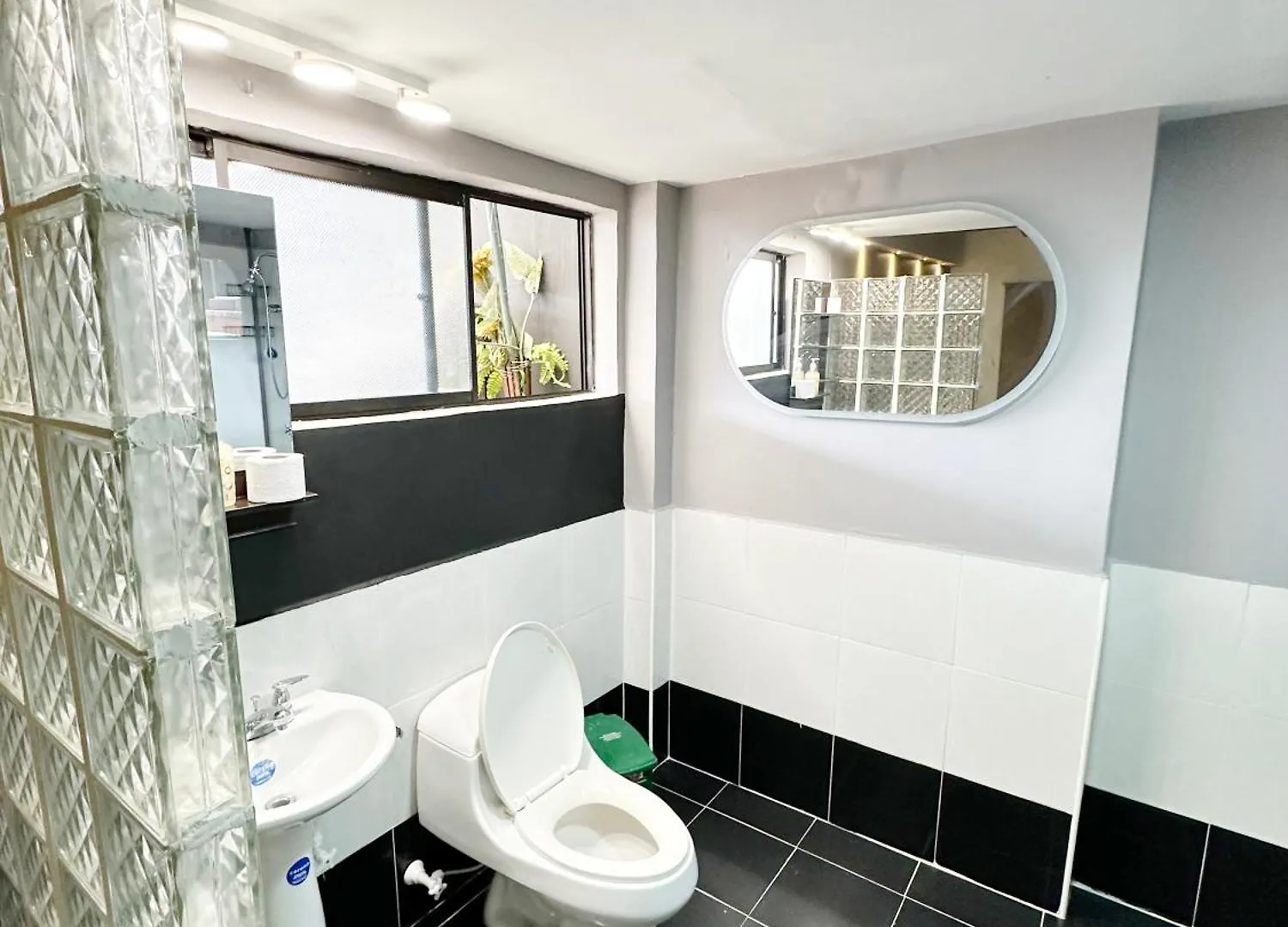 11 Bedroom-2 Floors Apartment Jacuzzi & Rooftop Pool At Poblado Medellin