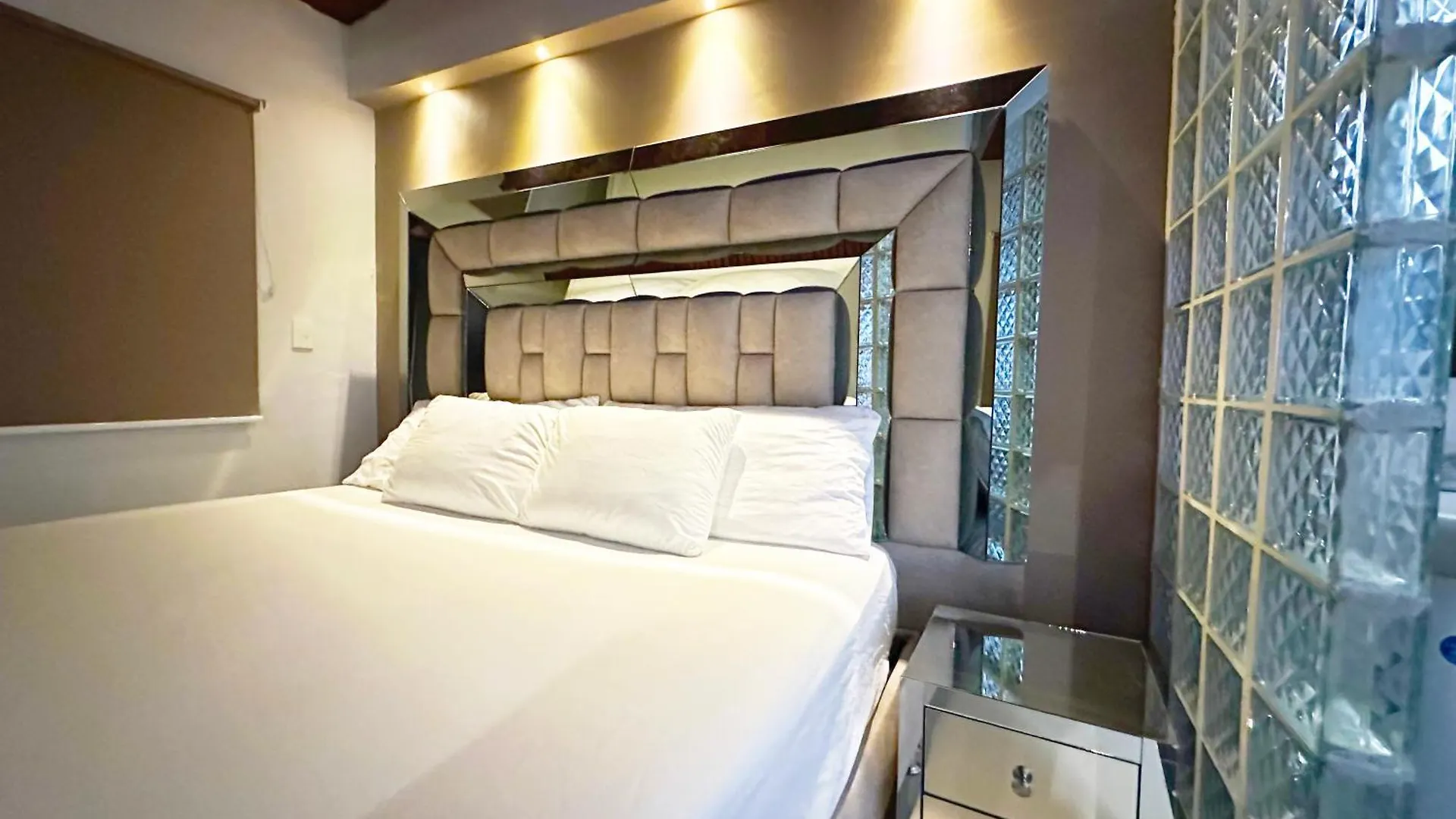 11 Bedroom-2 Floors Apartment Jacuzzi & Rooftop Pool At Poblado Medellin